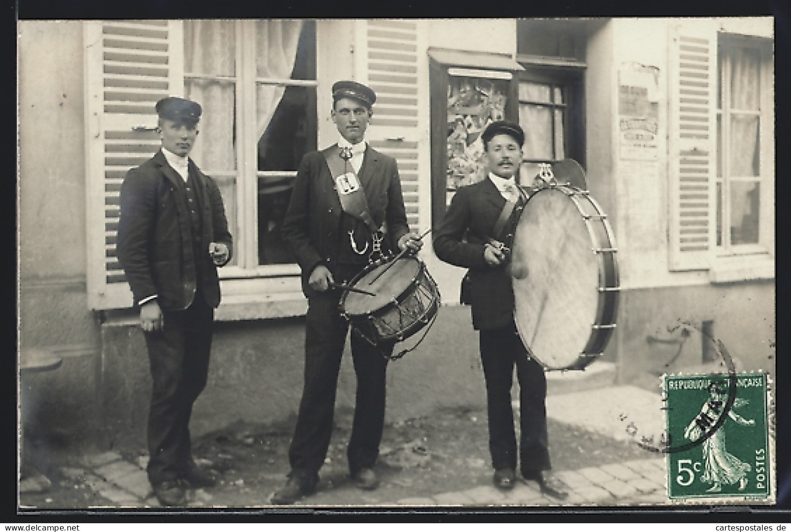 Photo-CPA Breuil-sur-Marne, Studenten Avec Trommeln Vor Einem Haus  - Autres & Non Classés