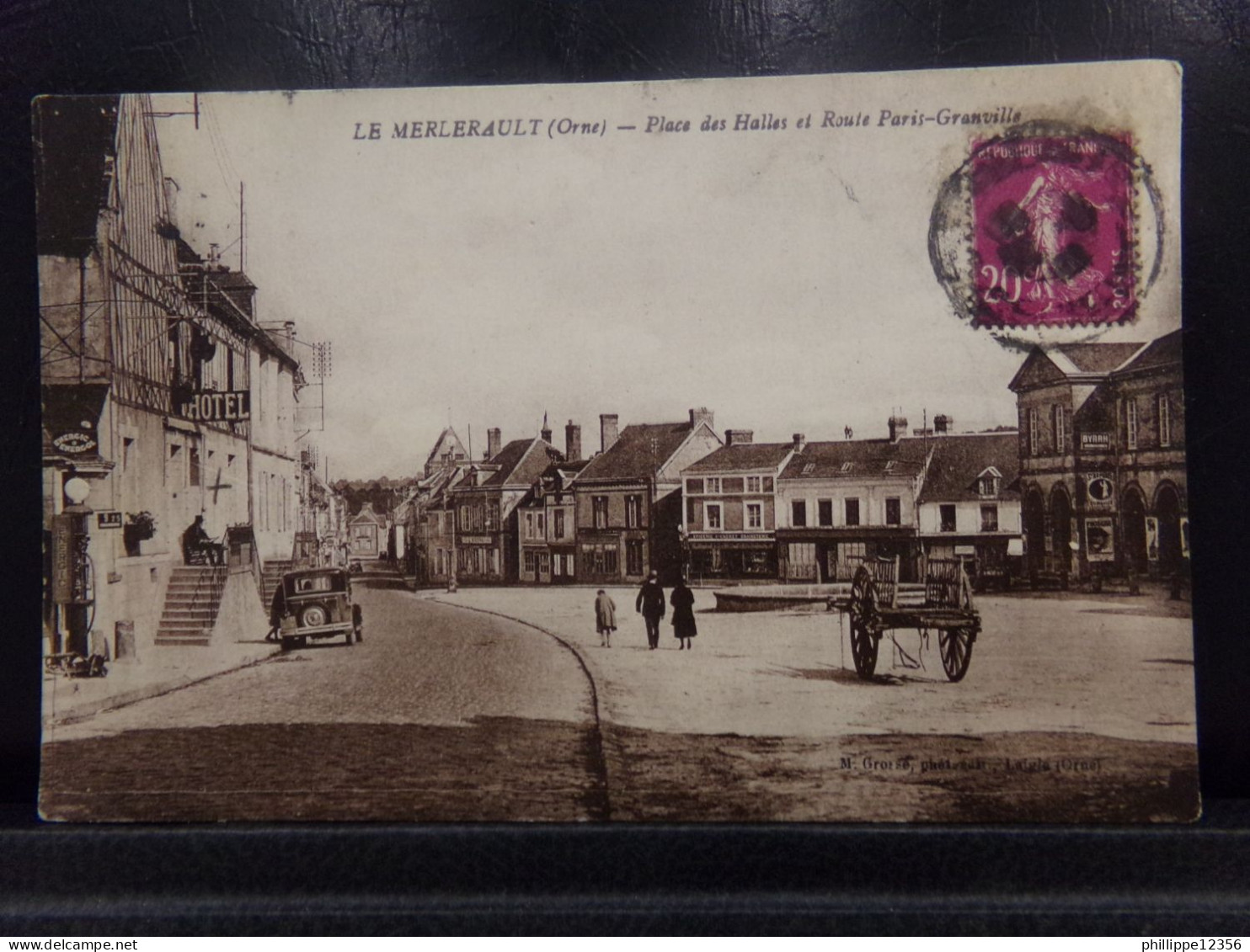 61242 . LE MERLERAULT . PLACE DES HALLES ET ROUTE PARIS GRANVILLE . OBLITEREE . HOTEL . ANCIENNE VOITURE - Le Merlerault