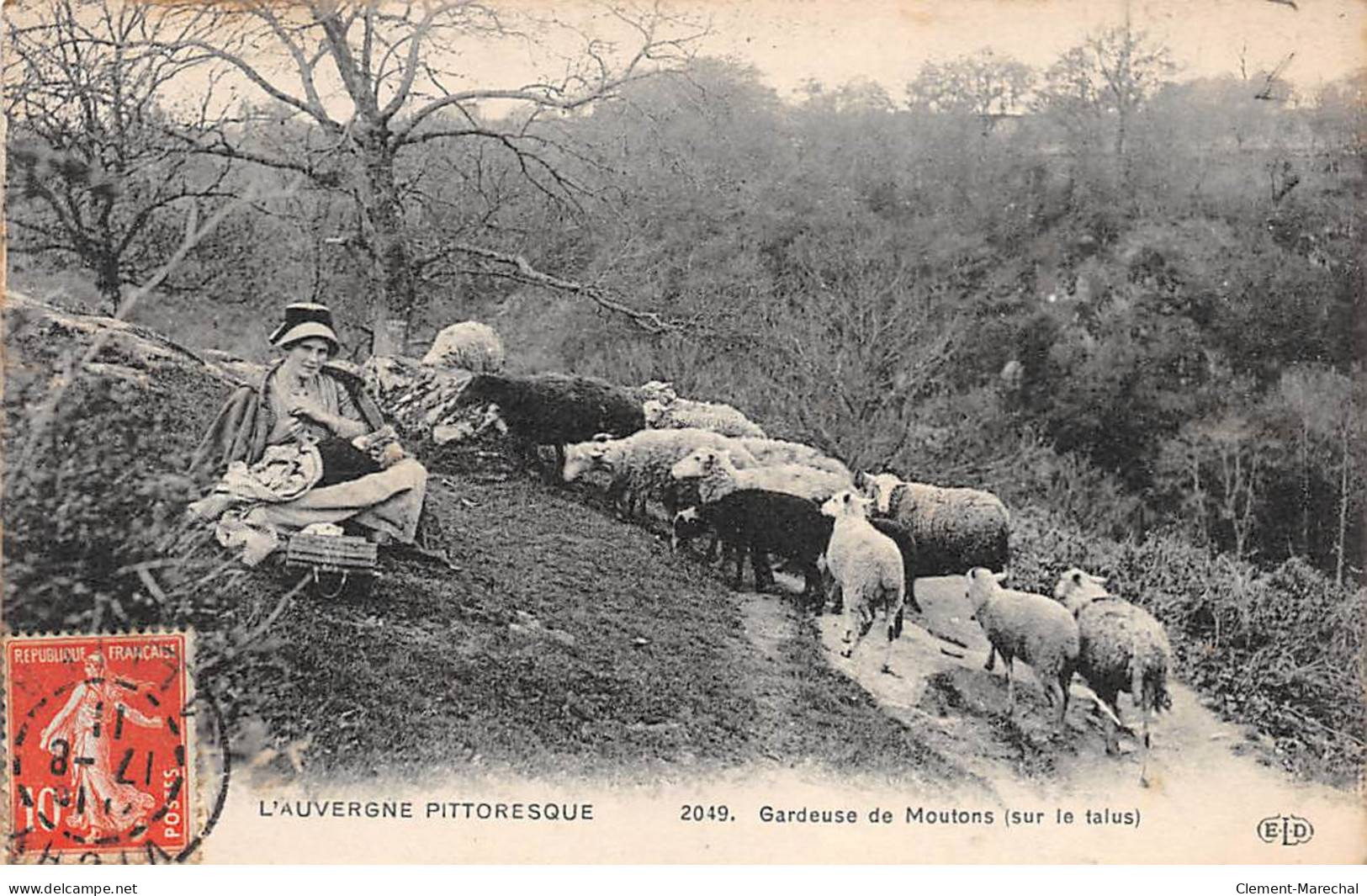 L'AUVERGNE PITTORESQUE - Gardeuse De Moutons (sur Le Talus) - Très Bon état - Auvergne Types D'Auvergne