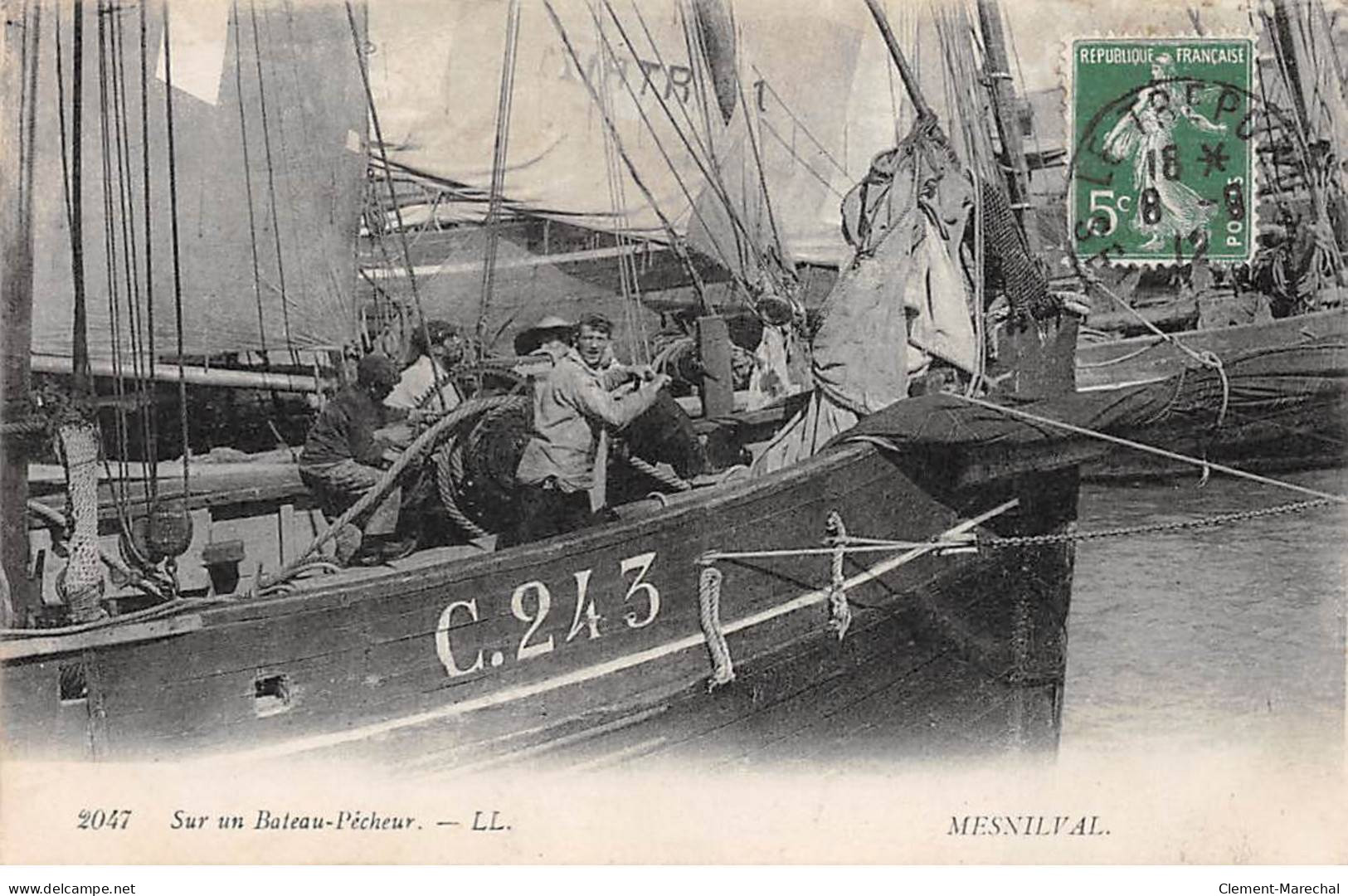 MESNIL VAL - Sur Un Bateau Pêcheur - état - Mesnil-Val