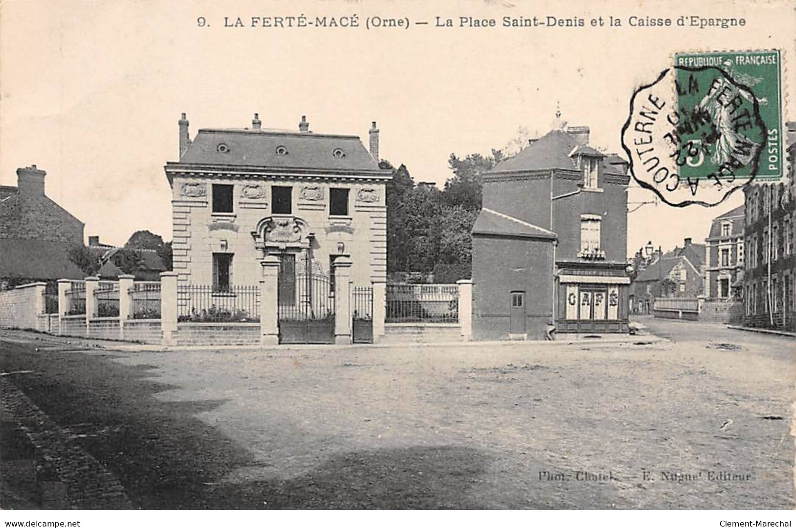 LA FERTE MACE - La Place Saint Denis Et La Caisse D'Epargne - Très Bon état - La Ferte Mace