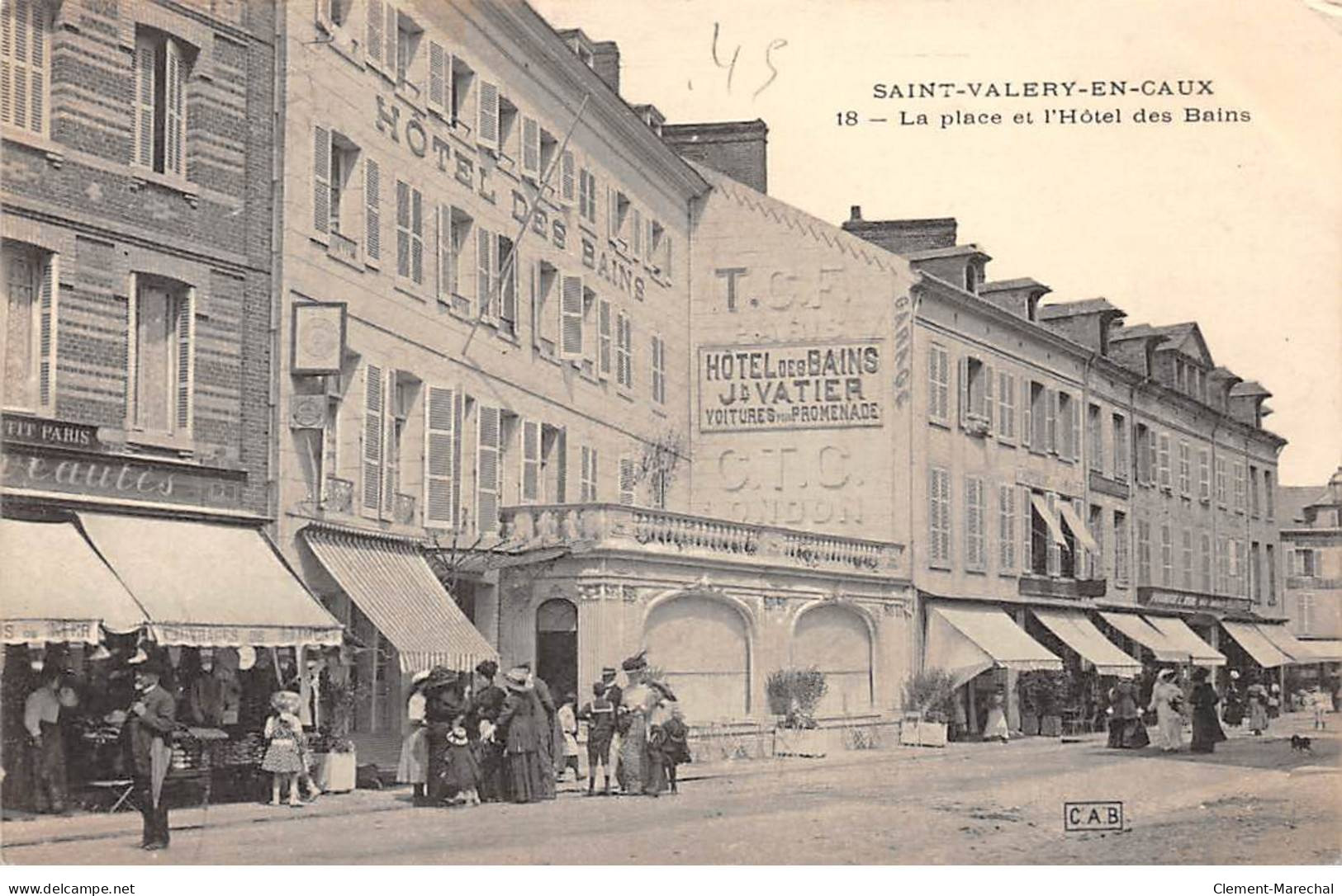 SAINT VALERY EN CAUX - La Place Et L'Hôtel Des Bains - Très Bon état - Saint Valery En Caux