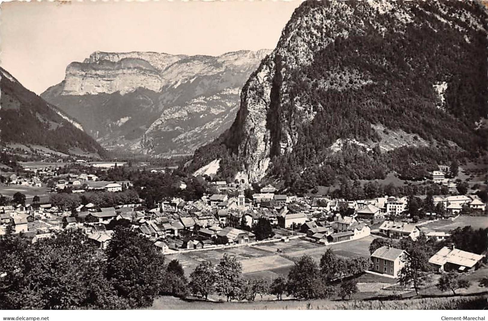 THONES - Vue Générale Et Le Parmelan - Très Bon état - Thônes