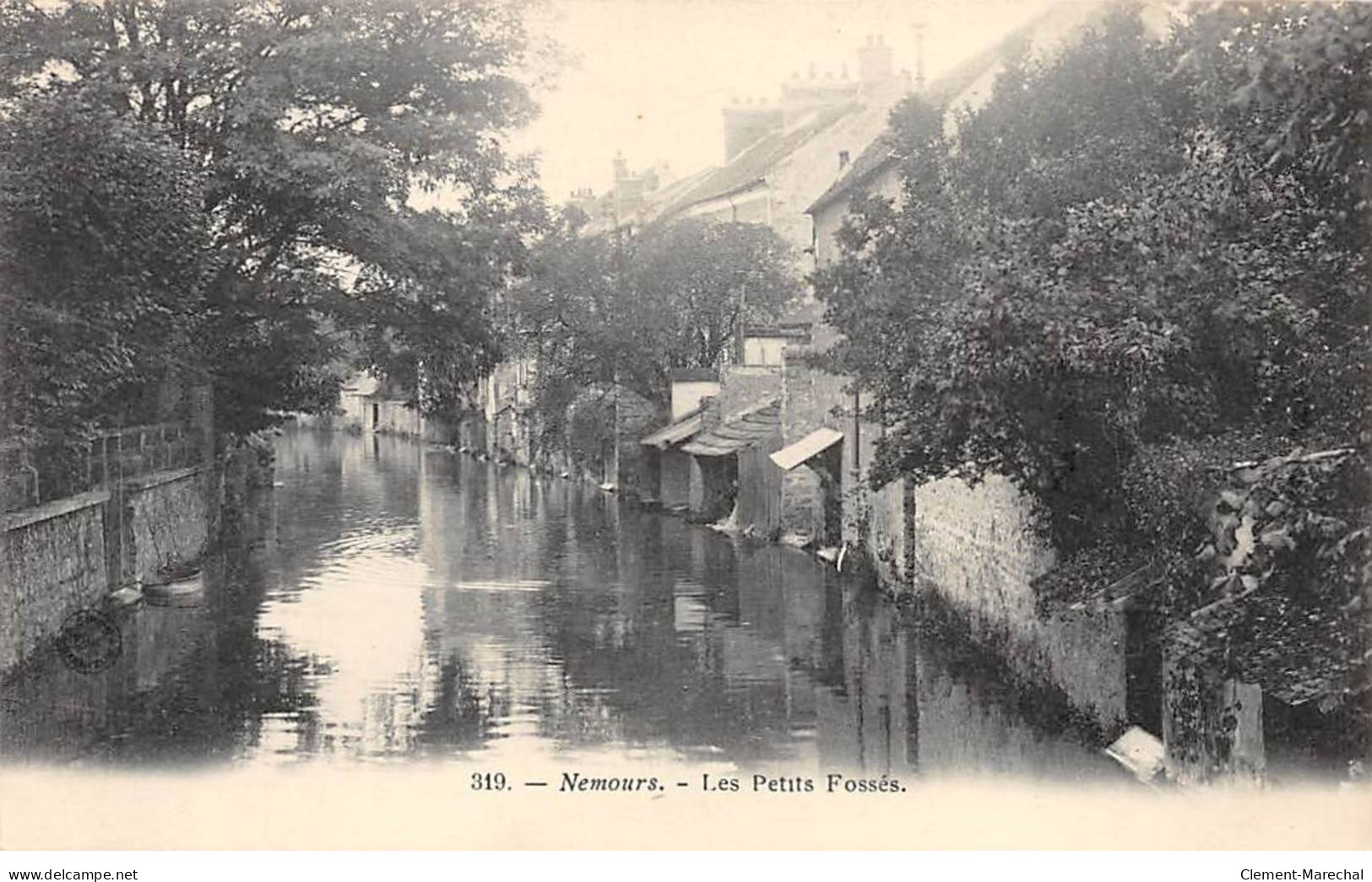 NEMOURS - Les Petits Fossés - Très Bon état - Nemours