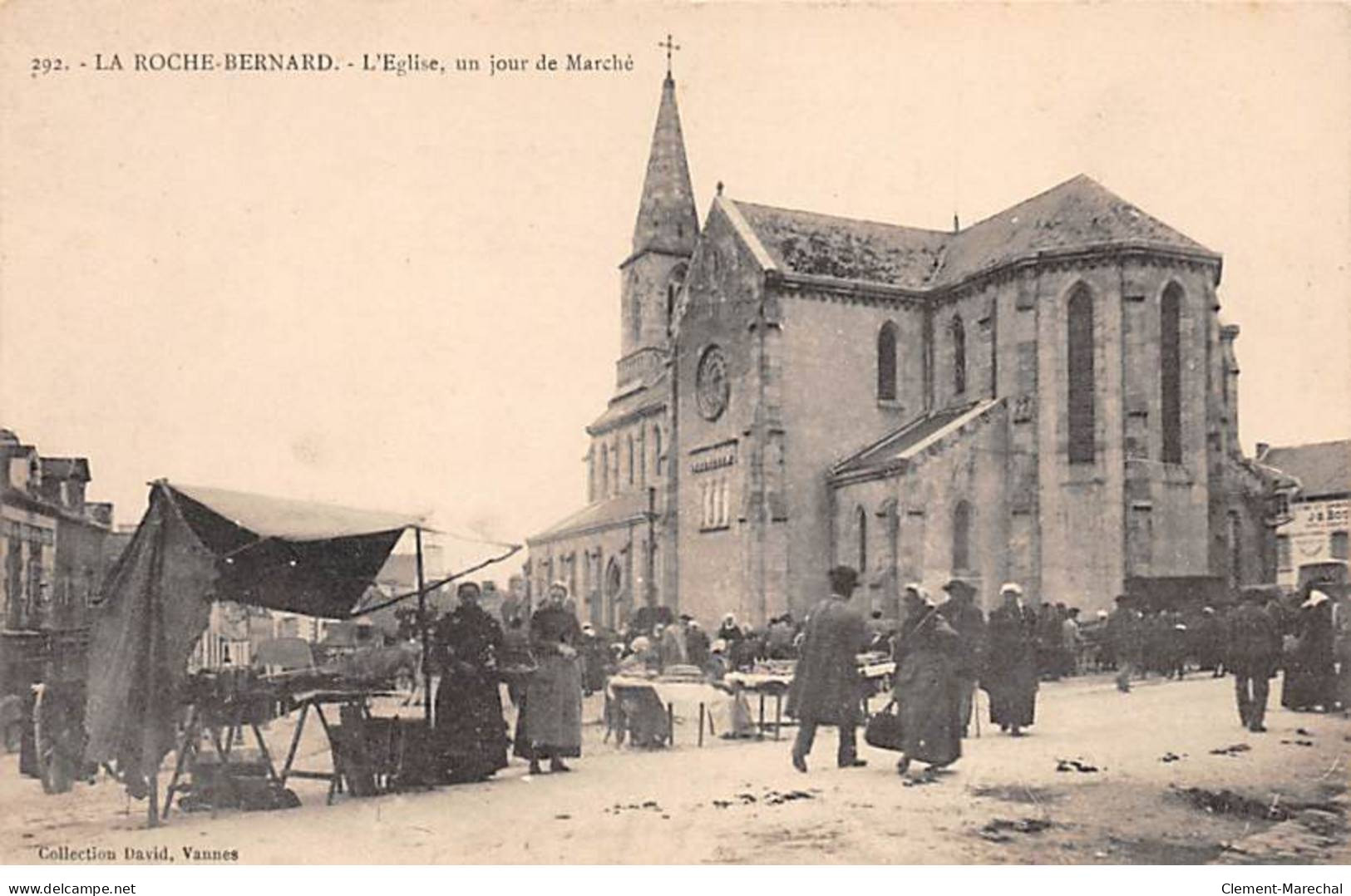 LA ROCHE BERNARD - L'Eglise, Un Jour De Marché - Très Bon état - La Roche-Bernard