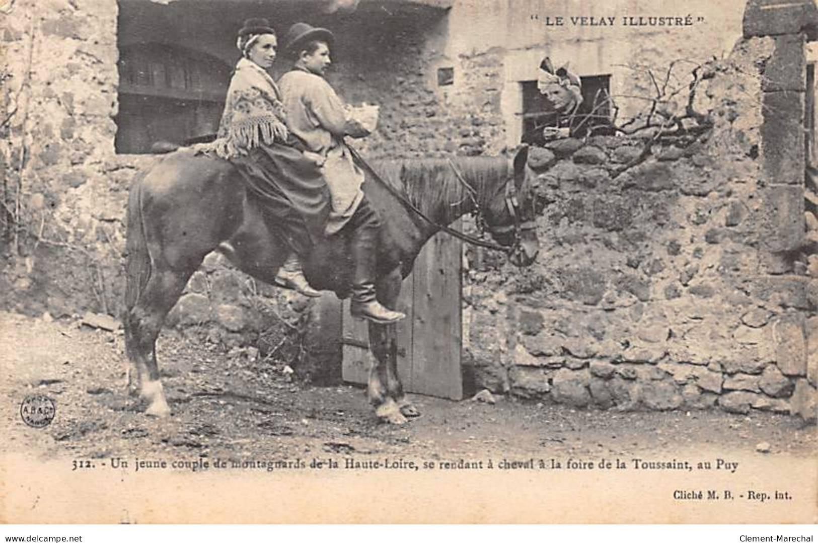 Un Jeune Couple De Montagnards De La Haute Loire, Se Rendant à Cheval à La Foire De La Toussaint, Au PUY - Très Bon état - Sonstige & Ohne Zuordnung