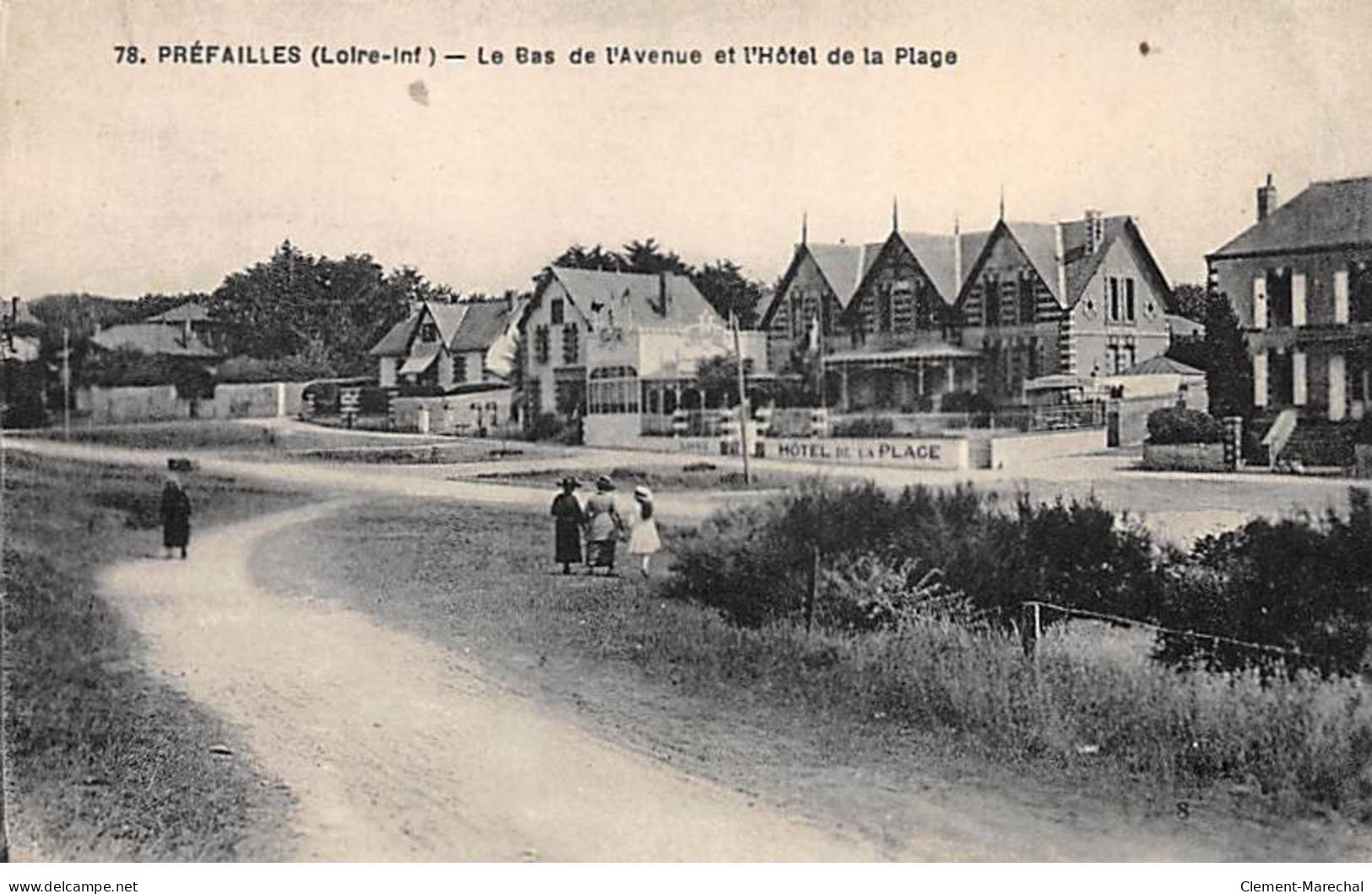 PREFAILLES - Le Bas De L'Avenue Et L'Hôtel De La Plage - état - Préfailles