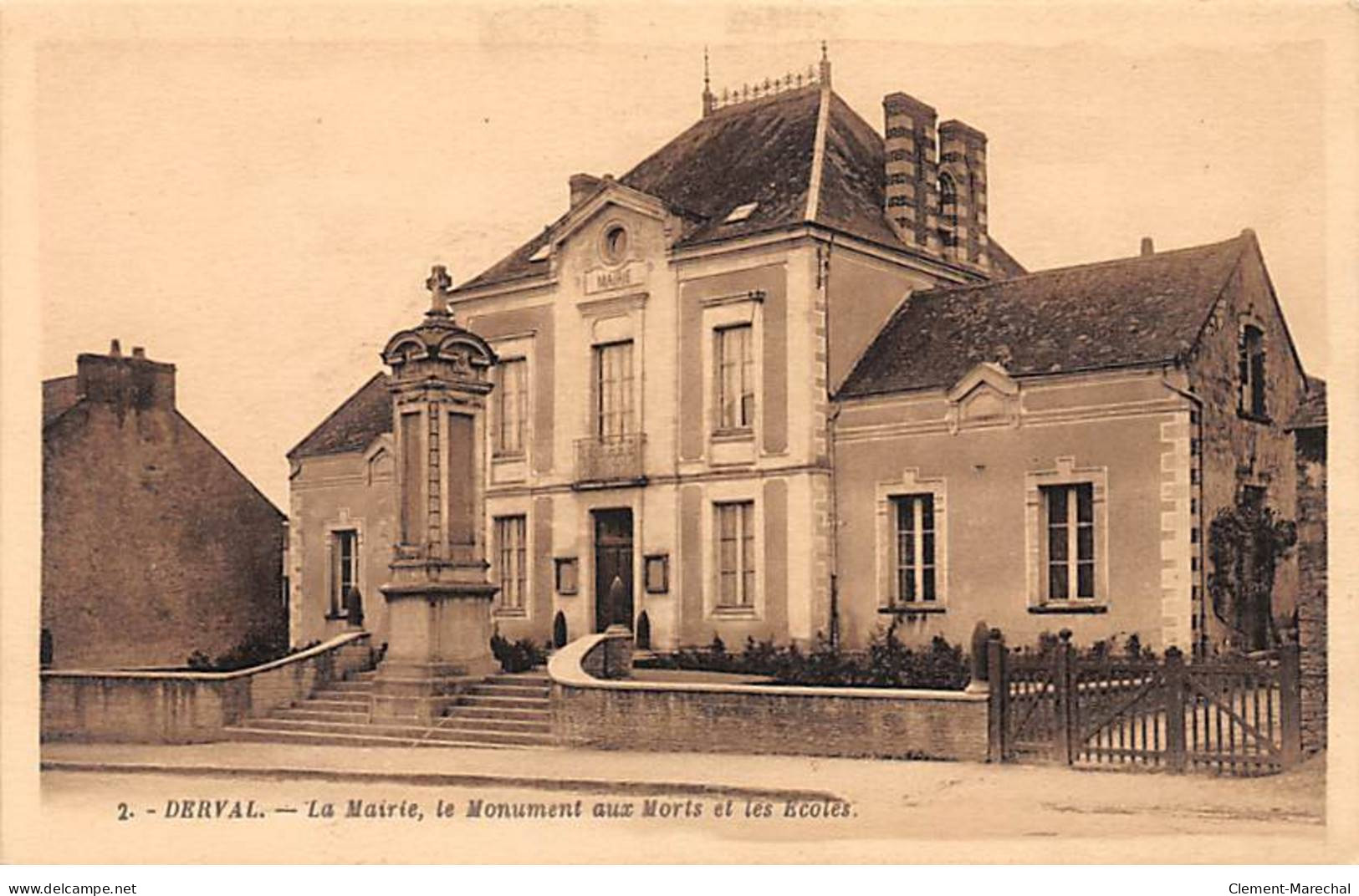 DERVAL - La Mairie, Le Monument Aux Morts Et Les Ecoles - Très Bon état - Derval