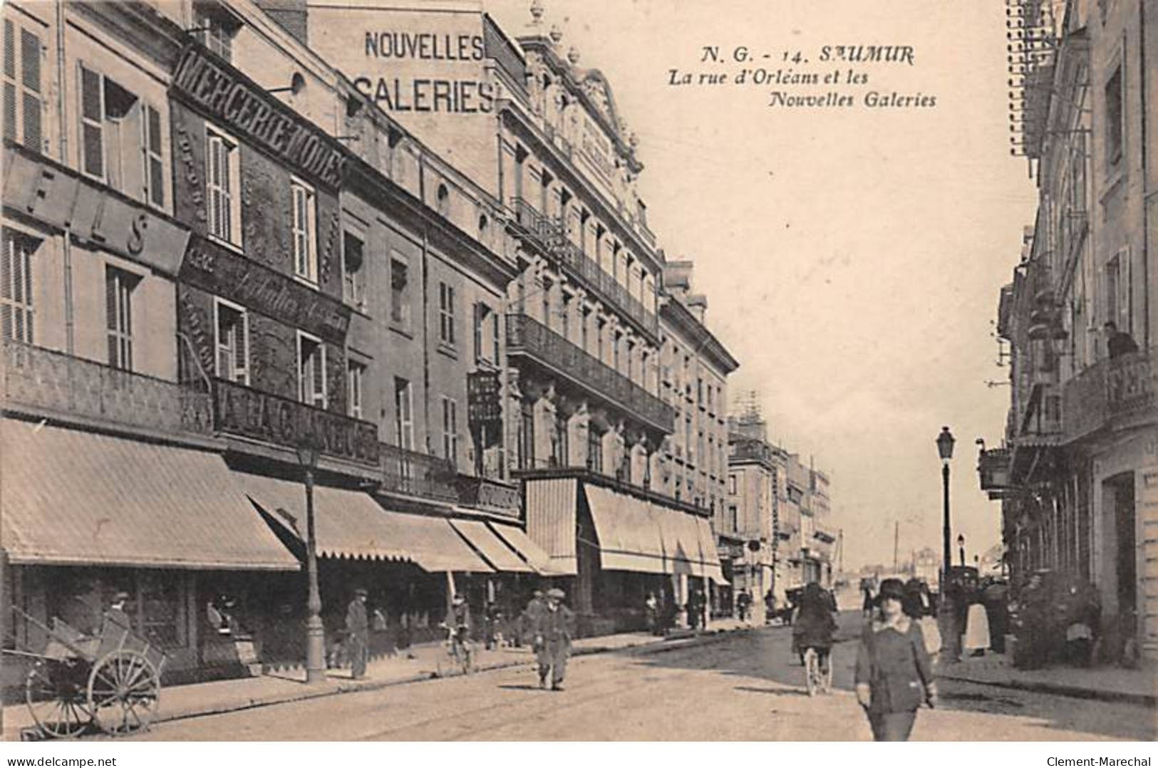 SAUMUR - La Rue D'Orléans Et Les Nouvelles Galeries - Très Bon état - Saumur