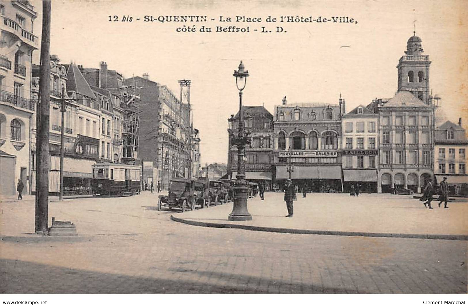 SAINT QUENTIN - La Place De L'Hôtel De Ville, Côté Du Beffroi - Très Bon état - Saint Quentin