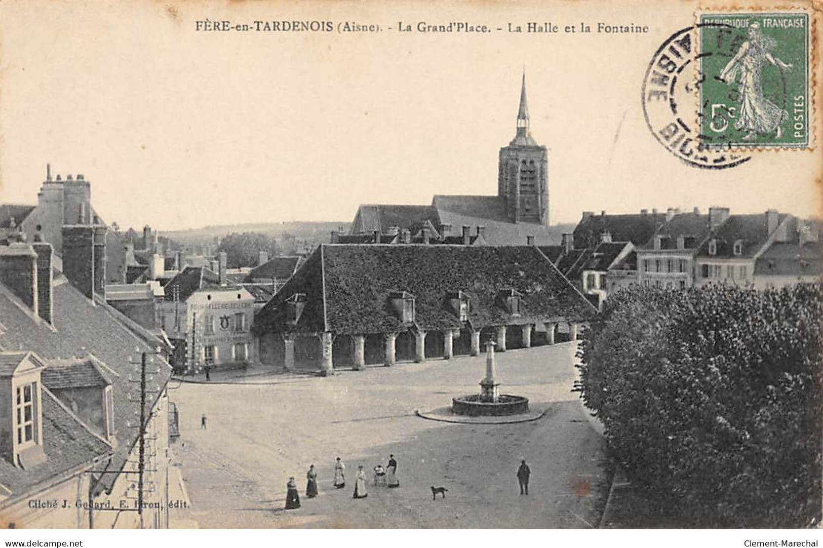 FERE EN TARDENOIS - La Grand Place - La Halle Et La Fontaine - Très Bon état - Fere En Tardenois