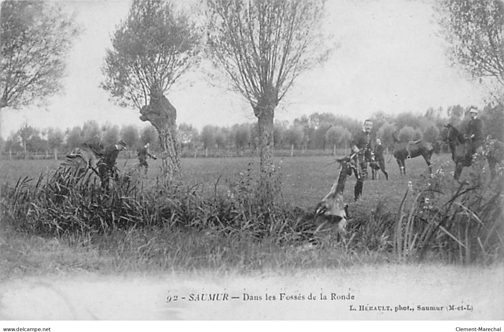 SAUMUR - Dans Les Fossés De La Ronde - Très Bon état - Saumur