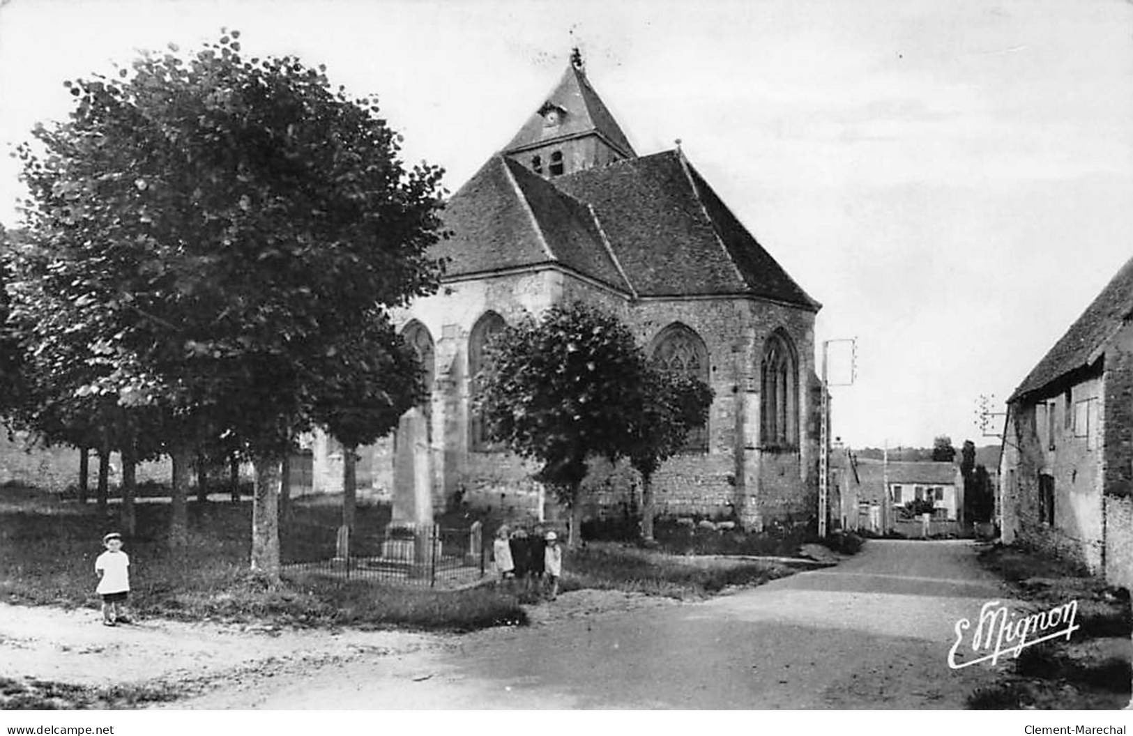 GUAINVILLE - L'Eglise Et La Rue Principale - Très Bon état - Autres & Non Classés