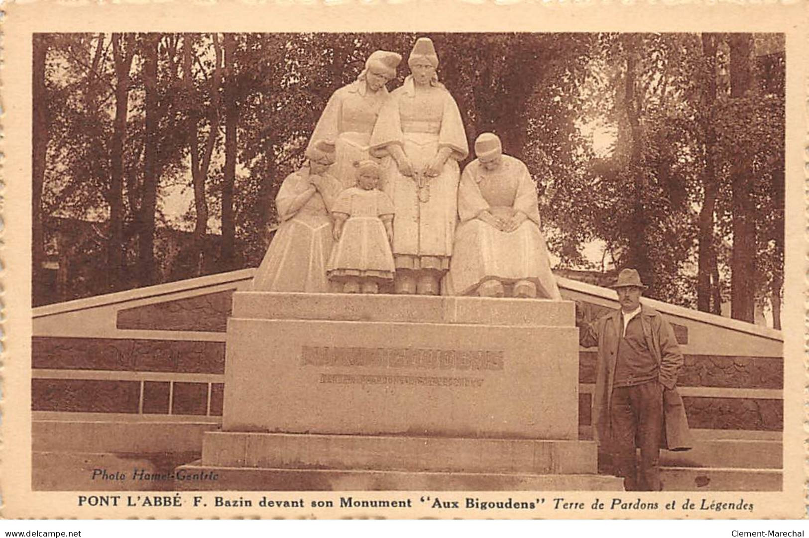 PONT L'ABBE - F. Bazin Devant Son Monument " Aux Bigoudens " - Très Bon état - Pont L'Abbe