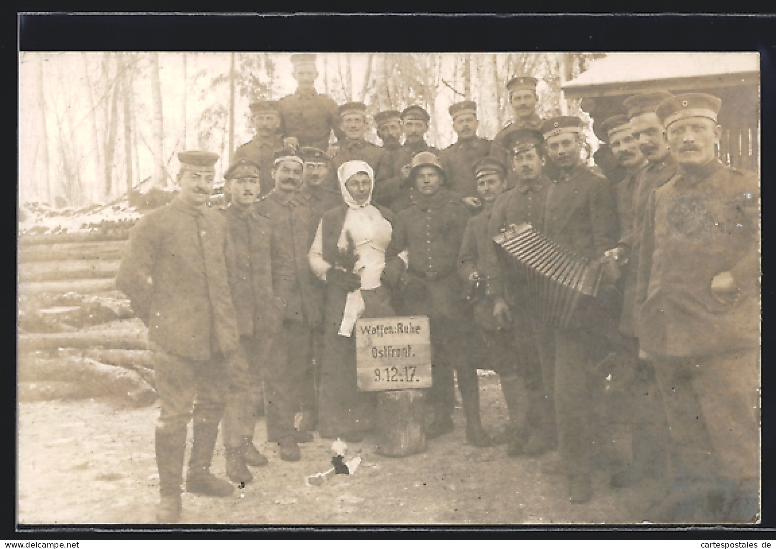 Foto-AK Soldaten Mit Ziehharmonika, Waffenruhe An Der Ostfront 1917, Arbeiterbewegung  - Evenementen
