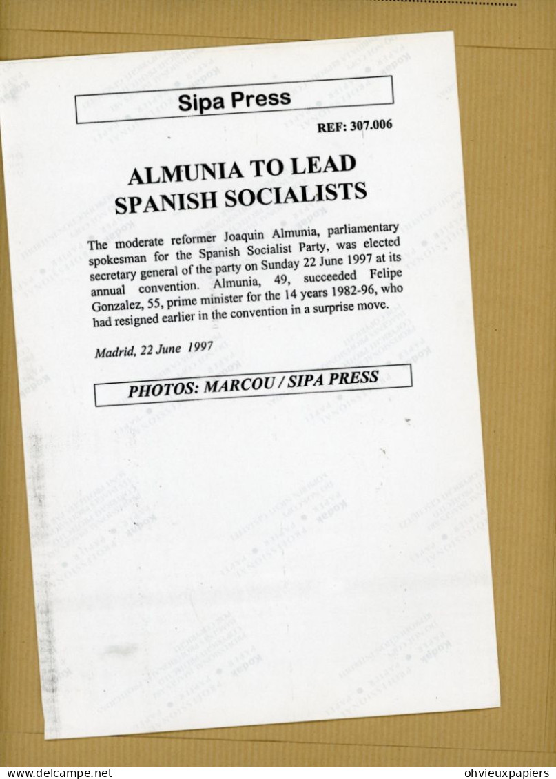 JOAQUIM ALMUNIA  TO LEAD SPANISH SOCIALISTS  PHOTO MARCOU / SIPA PRESS 1977 - Personnes Identifiées
