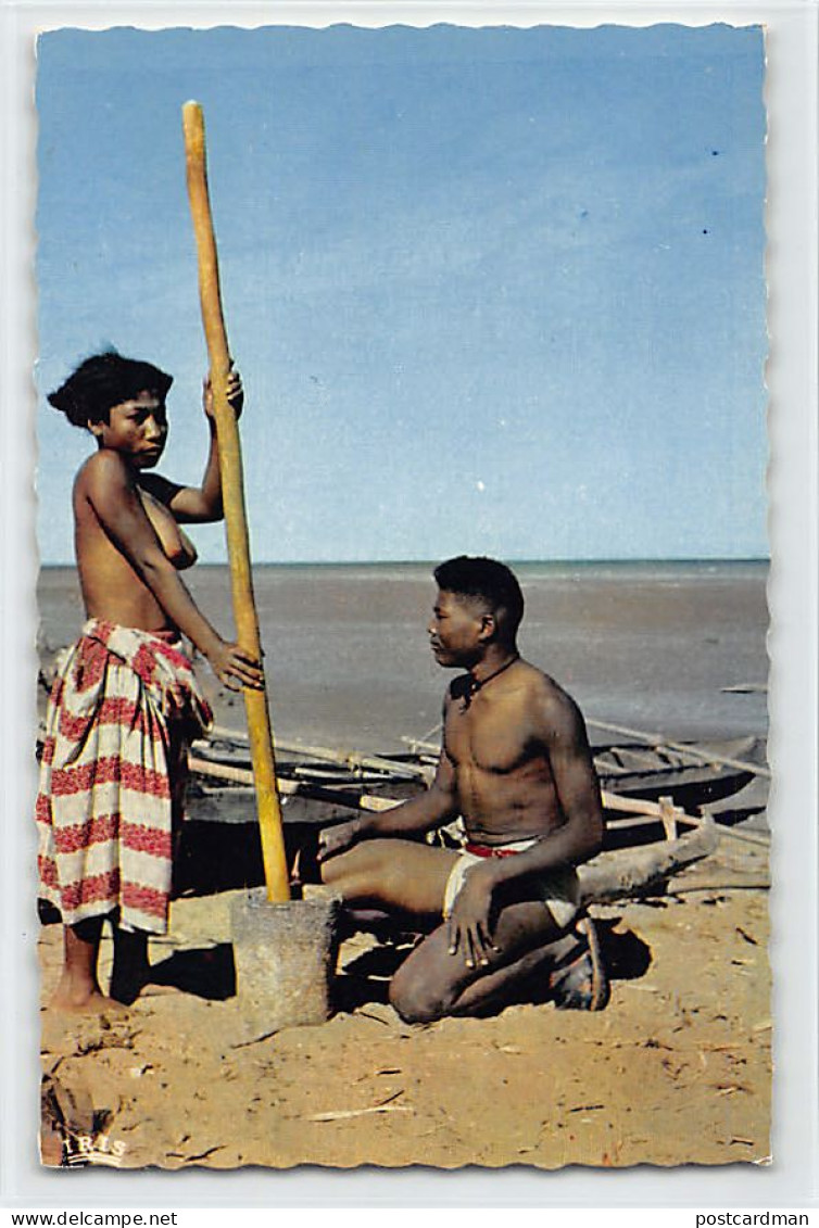 Madagascar - NU ETHNIQUE - Pilonnage Du Riz - Ed. Librairie De Madagascar 116 - Madagascar