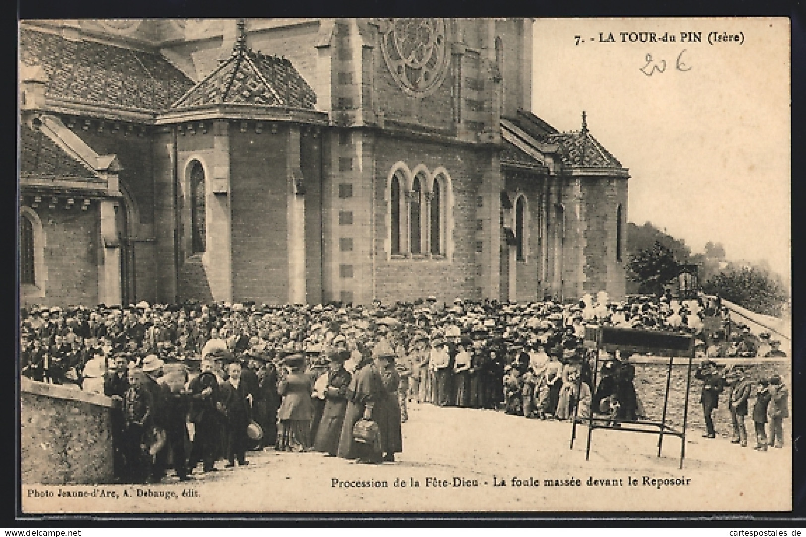 CPA La Tour-du-Pin, Procession De La Fete-Dieu, La Foule Massée Devant Le Reposoir  - La Tour-du-Pin