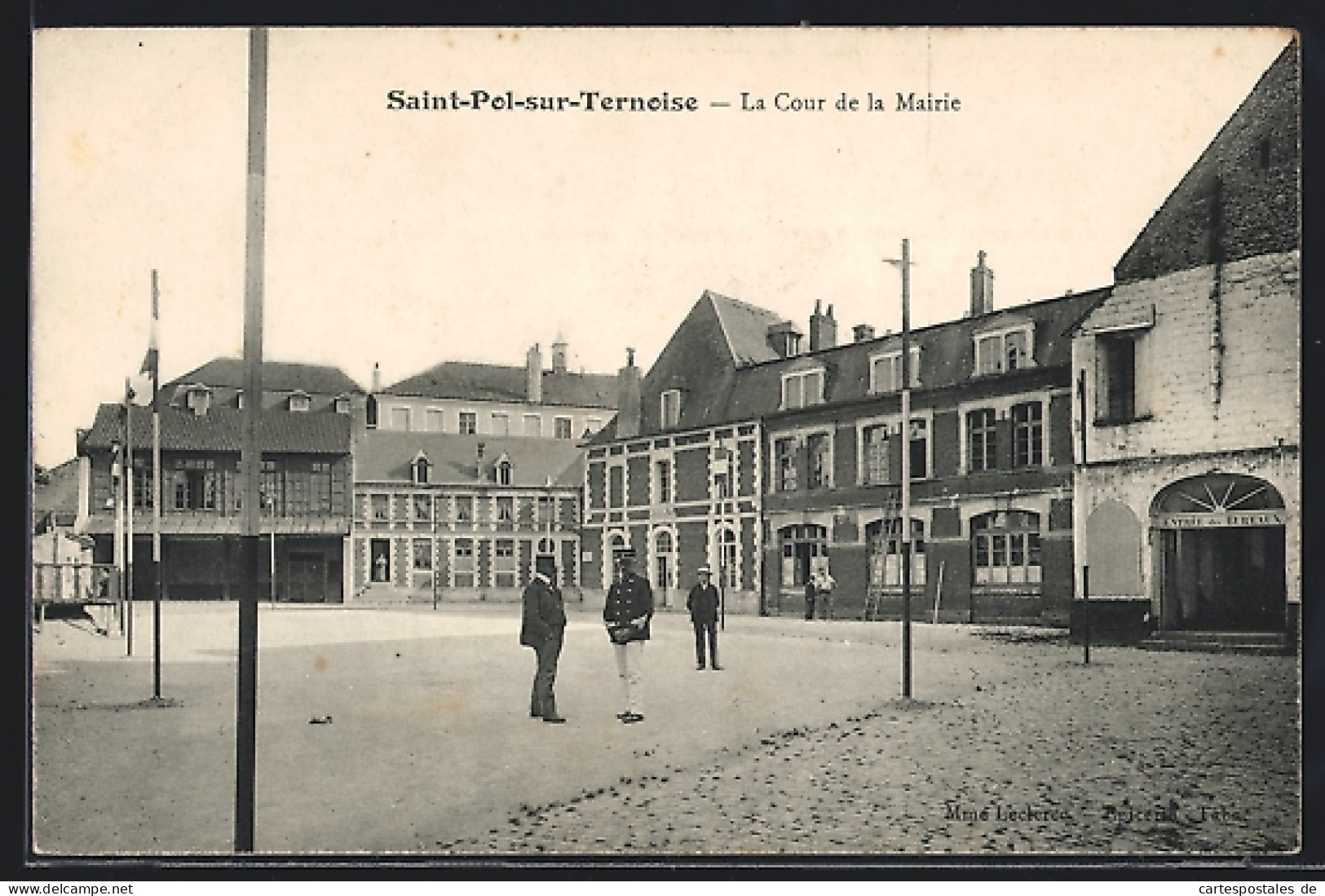 CPA Saint-Pol-sur-Ternoise, La Cour De La Mairie  - Saint Pol Sur Ternoise