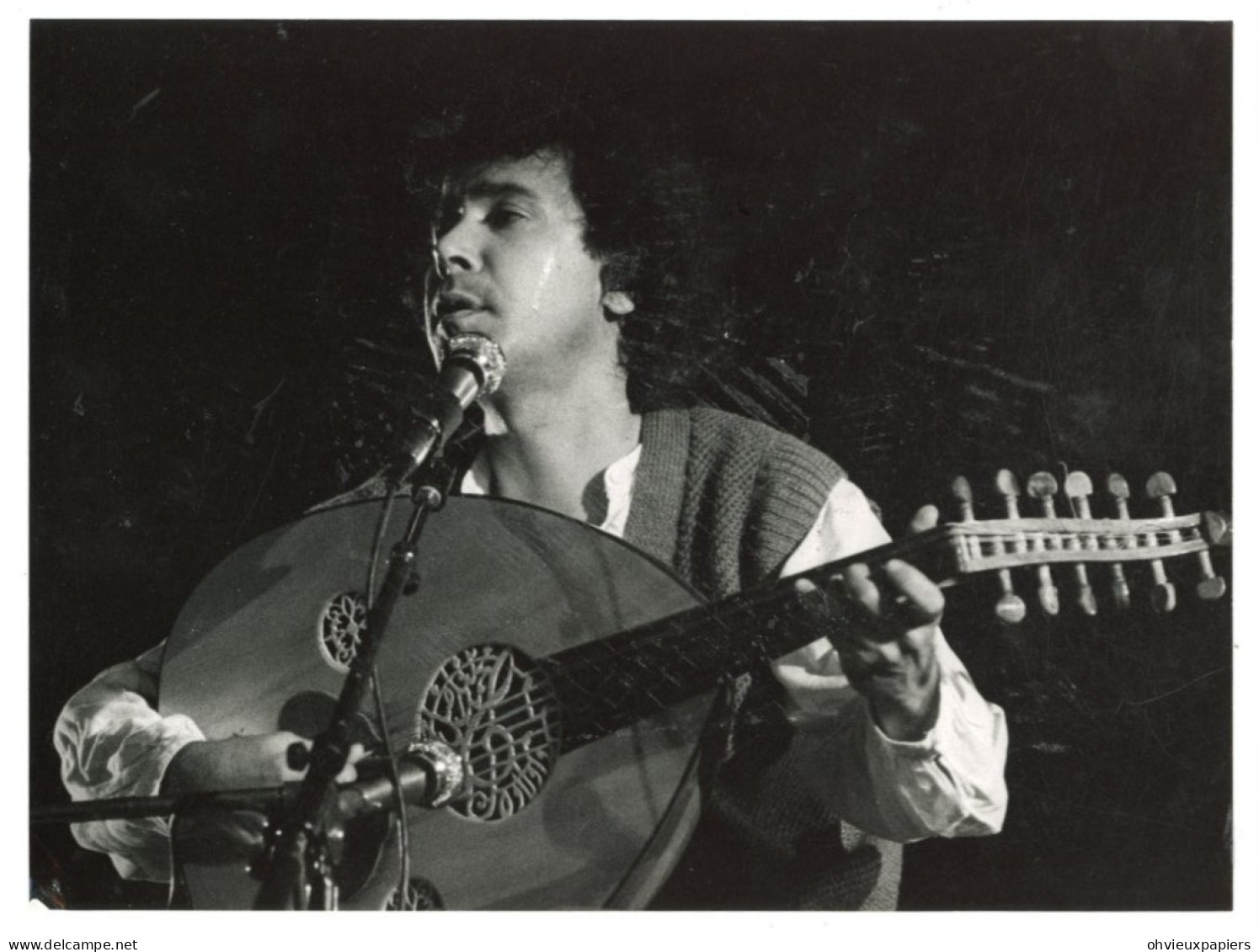 LE CHANTEUR FAWZY AL AIEDY  Sur Scéne En 1984 Photo  P. COLLE - Personnes Identifiées