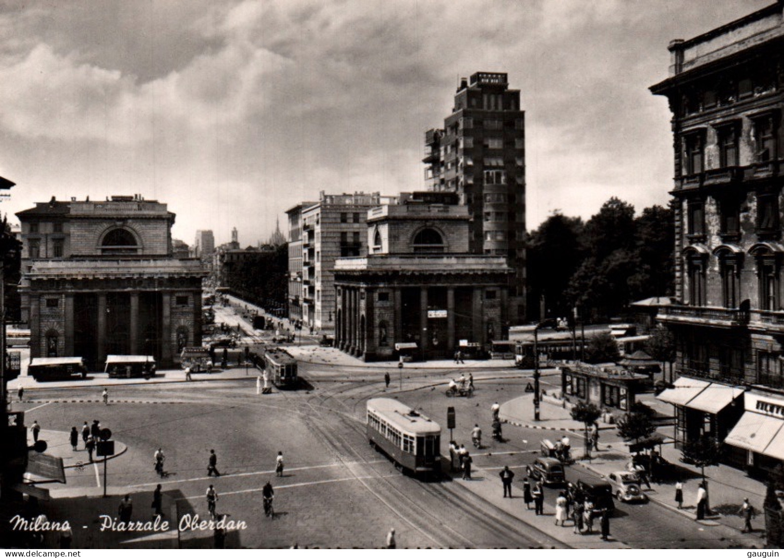 CPSM - MILANO - Piazzale Oberdan (tramways) ... Edition S.A.F - Milano (Milan)