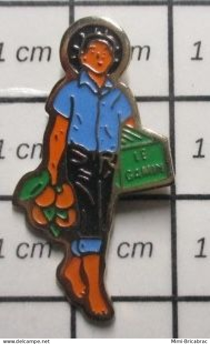 912E Pin's Pins / Beau Et Rare / MARQUES / LE GAMIN ADOLESCENT PORTANT DES ORANGES - Markennamen