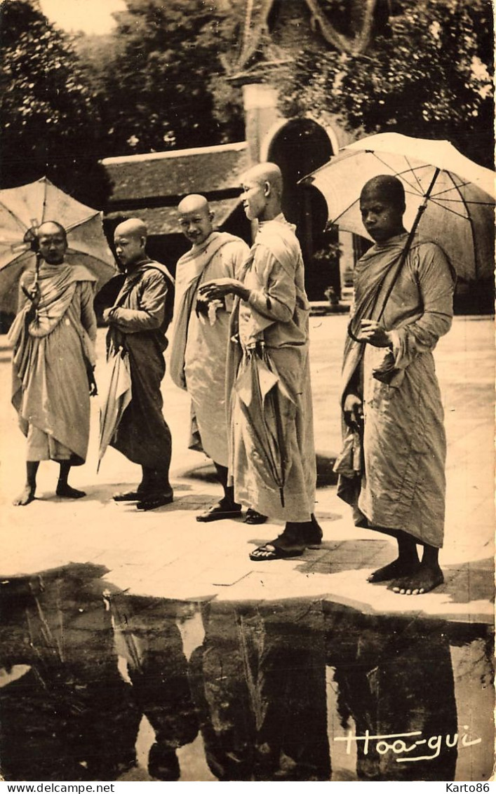 Phnom Penh , Cambodia * Groupe De Bonzes * Thème Bonze Cambodge Asie Asia éthnique Ethnic Ethno - Cambodge