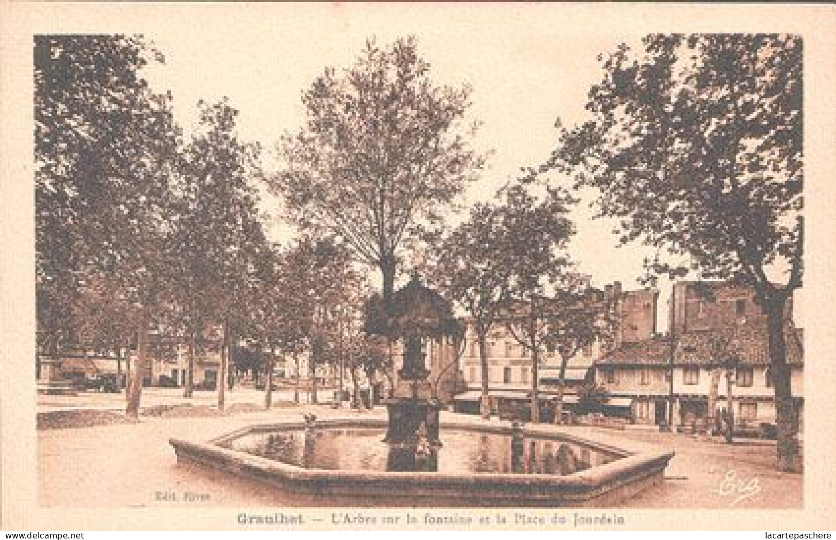 X1705 TARN GRAULHET L' ARBRE SUR LA FONTAINE ET LA PLACE DU JOURDAIN AUTOBUS PETIT PLAN DEVANT GRAND HOTEL DURAND - Graulhet