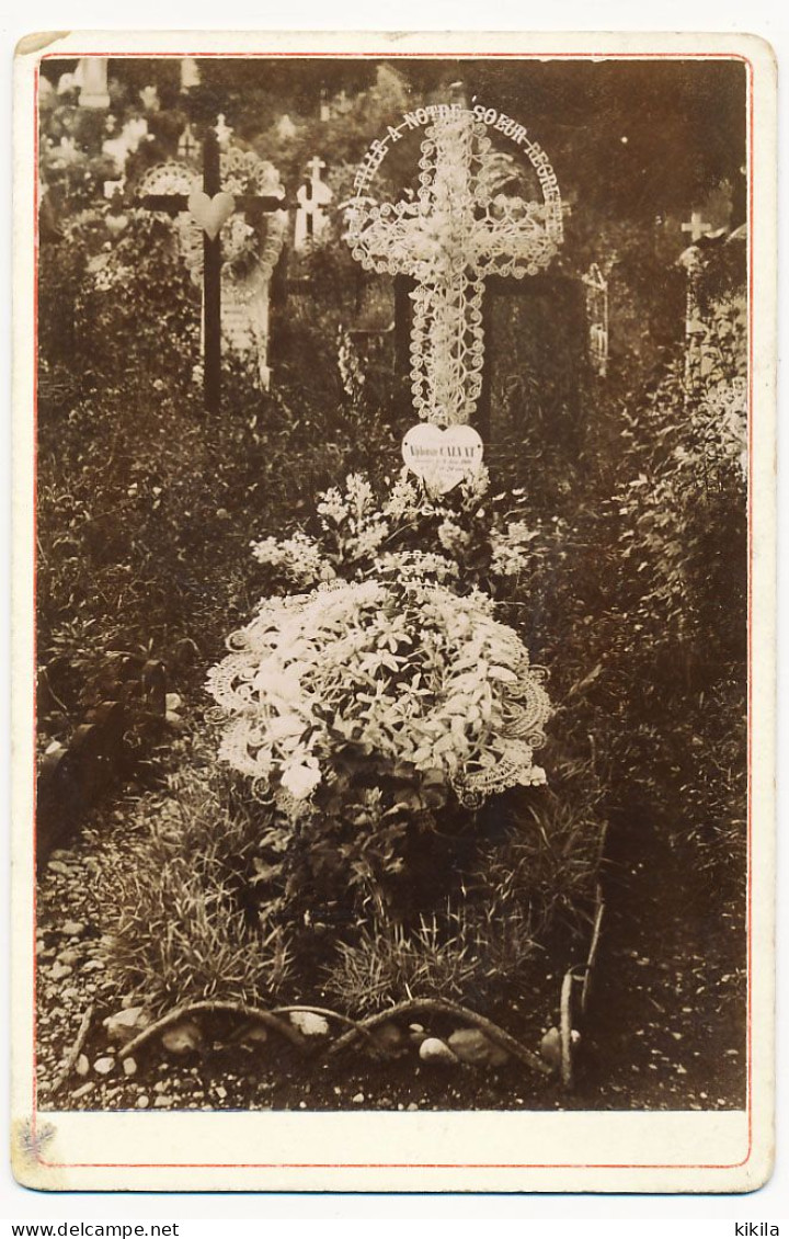 Photo (3) 10 X 14.9 Sur Carton 10.8 X 16.4  Cimetière  Tombe D'Alphonsine Calvat Décédé à 24 Ans Le 9 Juin 1910 - Foto's