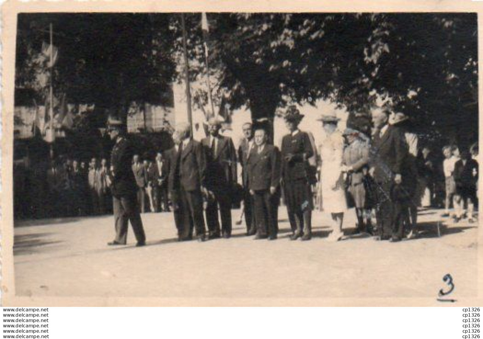 3V3Gz  04 Forcalquier Photo Officiels Combattants Et Militaires Devant Le Monument Aux Morts - Forcalquier