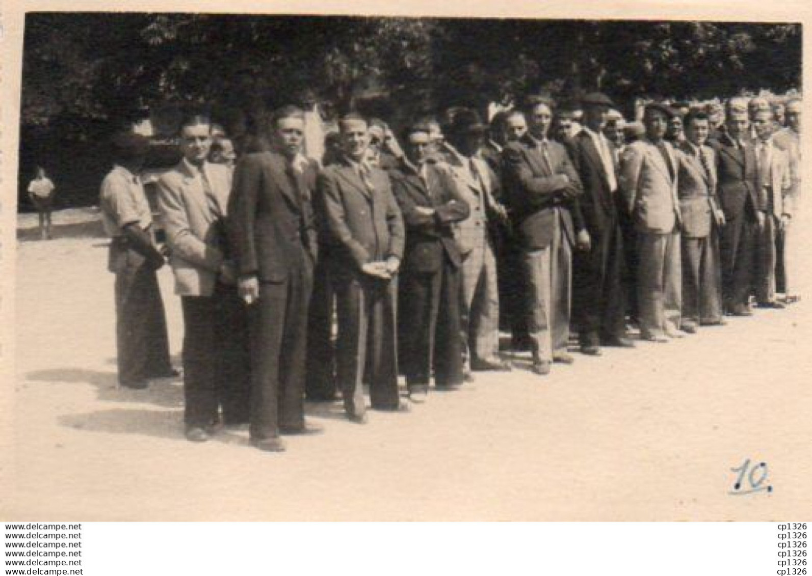 3V3Gz  04 Forcalquier Photo La Foule Des Hommes Devant Le Monument Aux Morts - Forcalquier