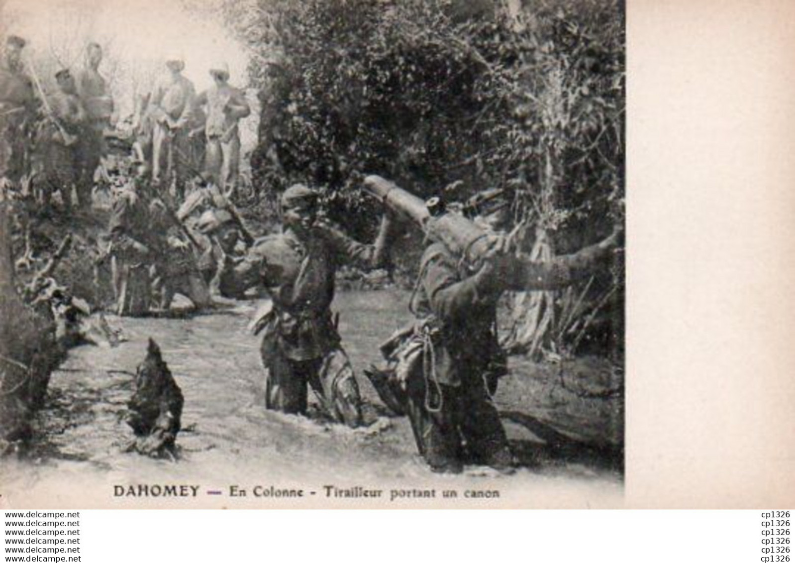 2V5Hy   Dahomey Militaires Soldats Tirailleur Portant Un Canon - Dahomey