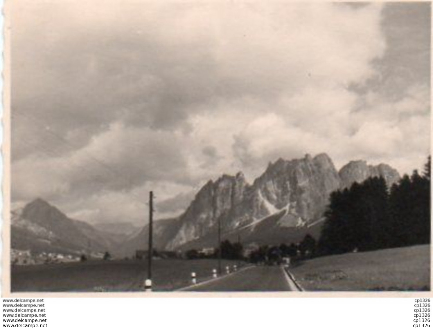 2V9Sme     Photo Originale (10cm X 7cm) Italie Dolomites Route Village Dans Les Années 60 - Autres & Non Classés