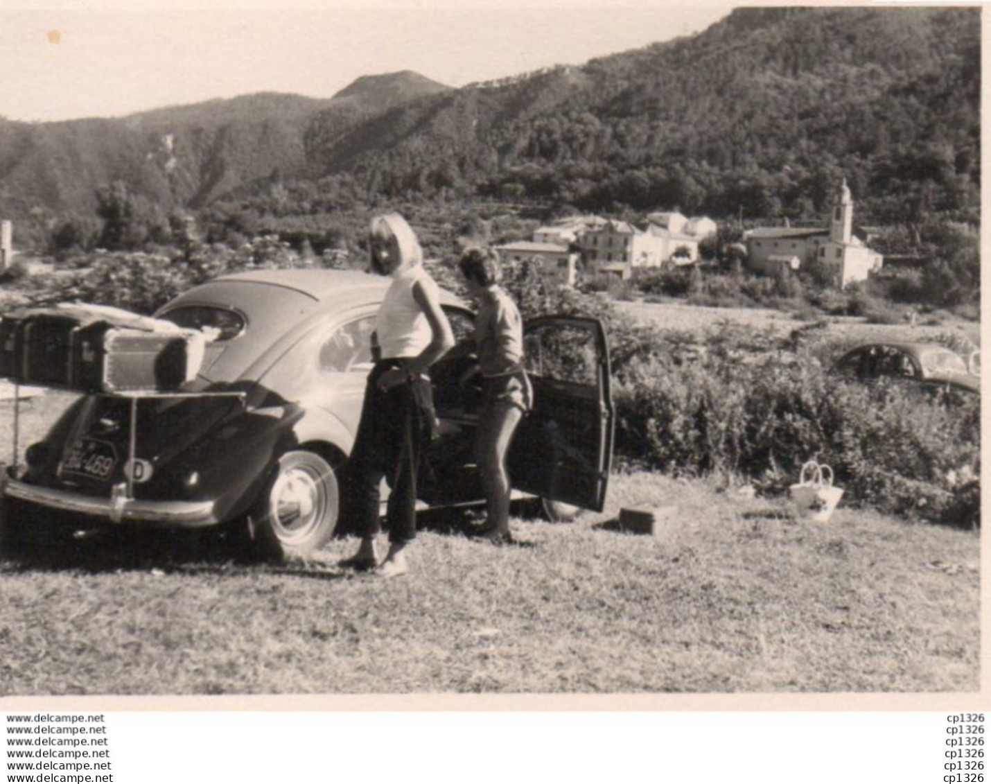 2V9Sme     Photo Originale (10cm X 7cm) Italie Village à Identifier Tacot Wolkswagen Coccinelle Dans Les Années 60 - Autres & Non Classés