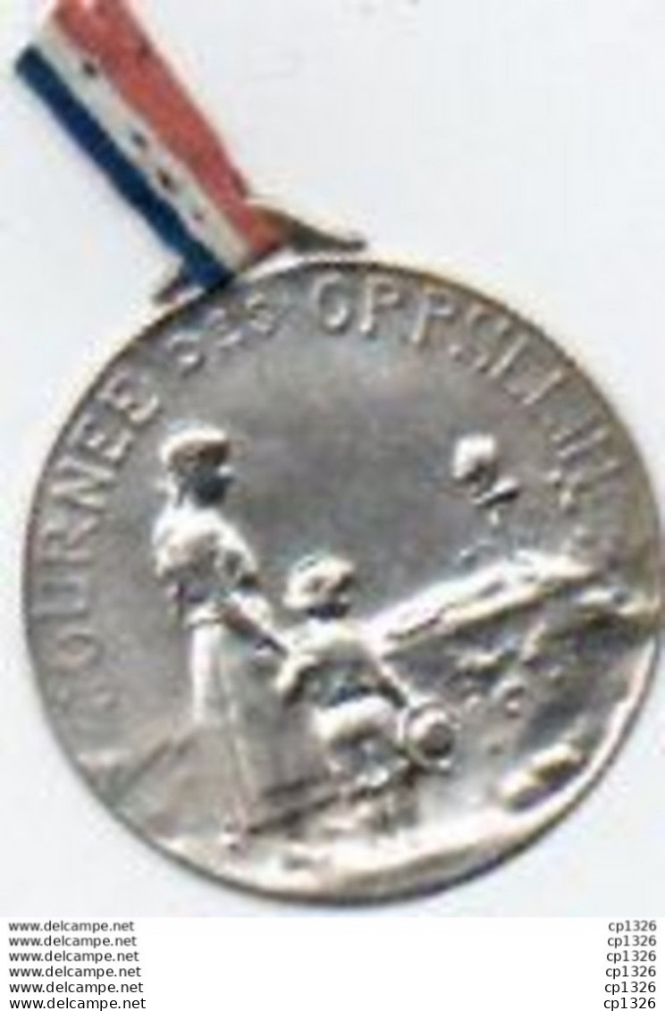 2V8Bv Insigne Militaire Décoration Médaille Metal Argenté Gaufré Guerre 14/18 Journée Des Orphelins 1916 - Frankrijk