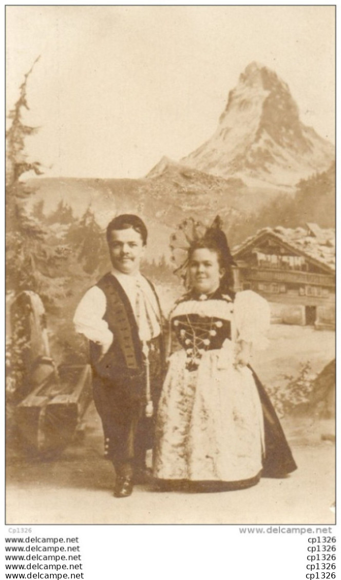 610Mé  Carte Photo Montage Surrealisme Couple De Nains Liliputiens En Costume Devant Un Paysage De Montagnes - Photographie