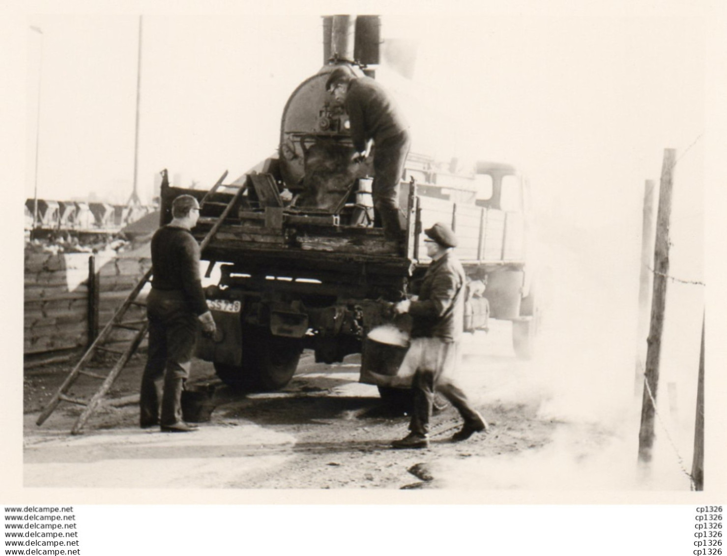 7Méd   Allemagne Photo Camion Citerne Goudronneuse Bitume Asphalte Remplissage Du Seau De Goudron Liquide - Photographie