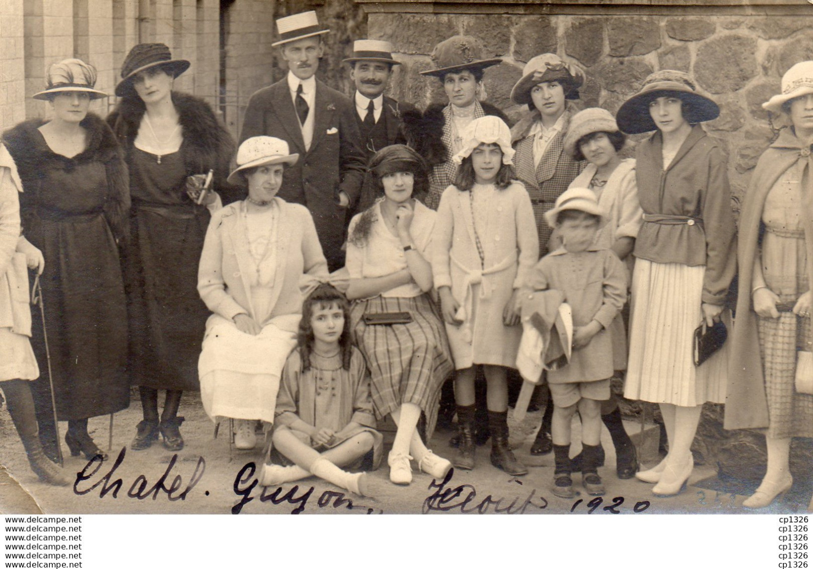 611Bce  63 Chatel Guyon Carte Photo Famille En 1920 Robes Costumes - Châtel-Guyon