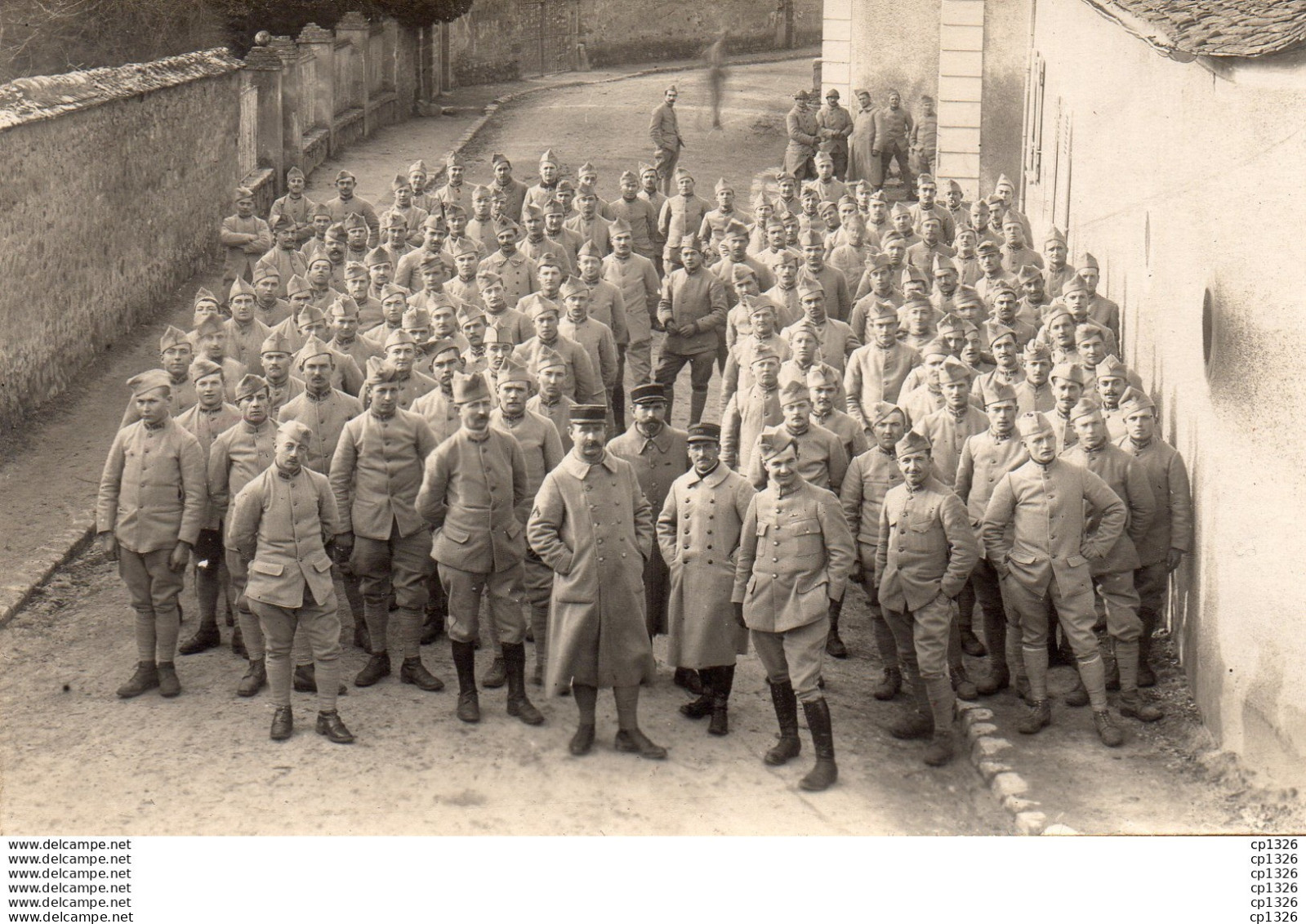 611Bce  Carte Photo Soldats Du 126 Eme Regiment Dans Une Rue Lieu à Situer - Régiments