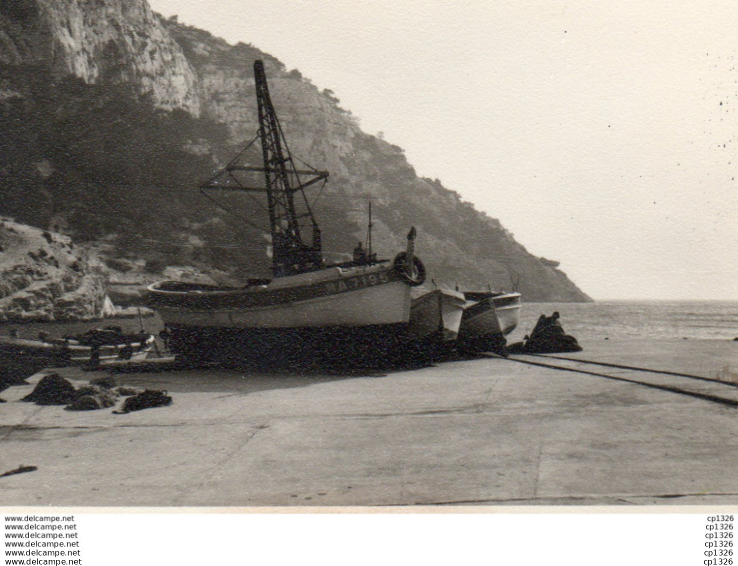 611Sab  Photo Bateau Marseille à Quai Collines Calanques à Identifier - A Identifier