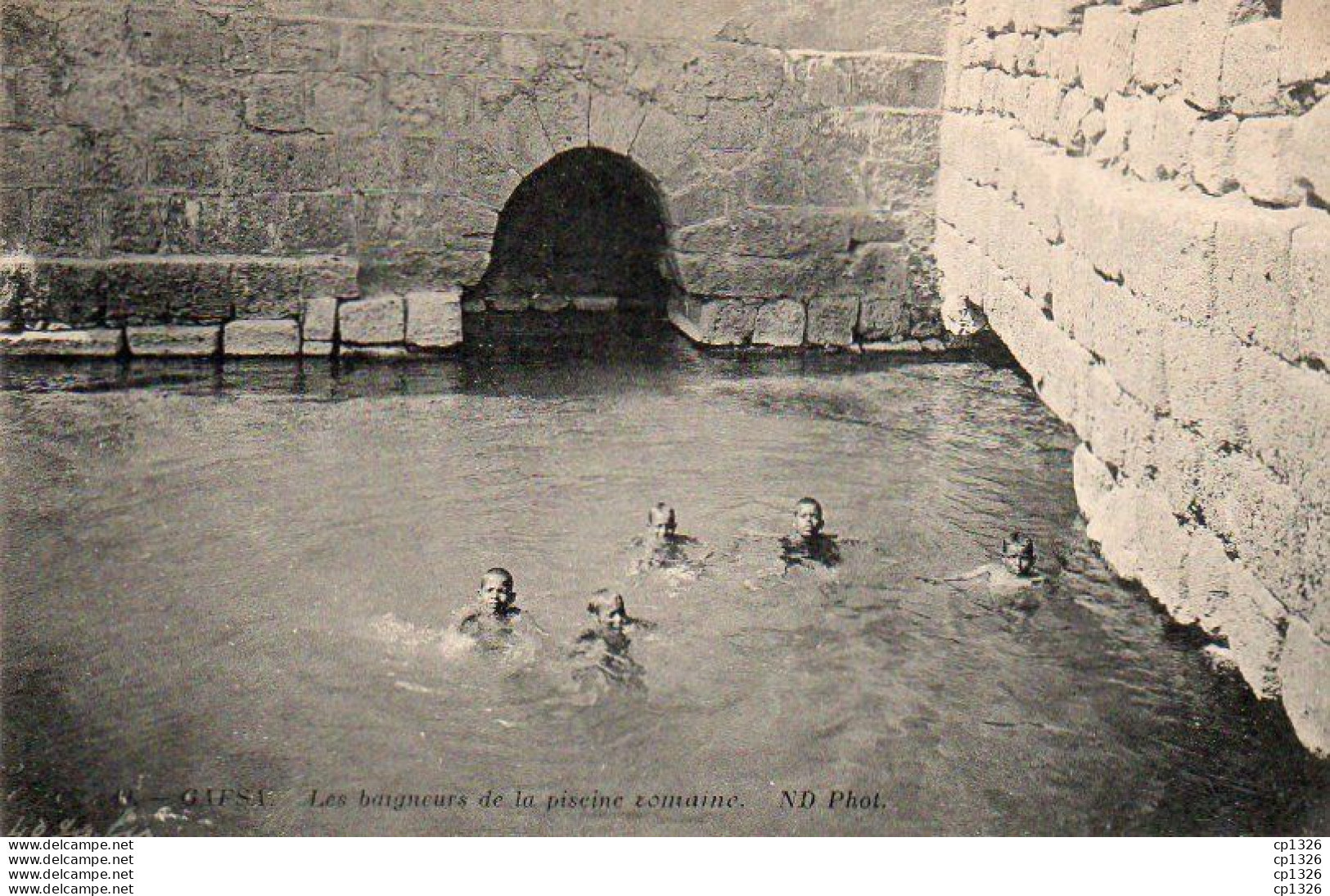 4V1FP   Tunisie Gafsa Baigneurs Dans La Piscine Romaine - Tunesien