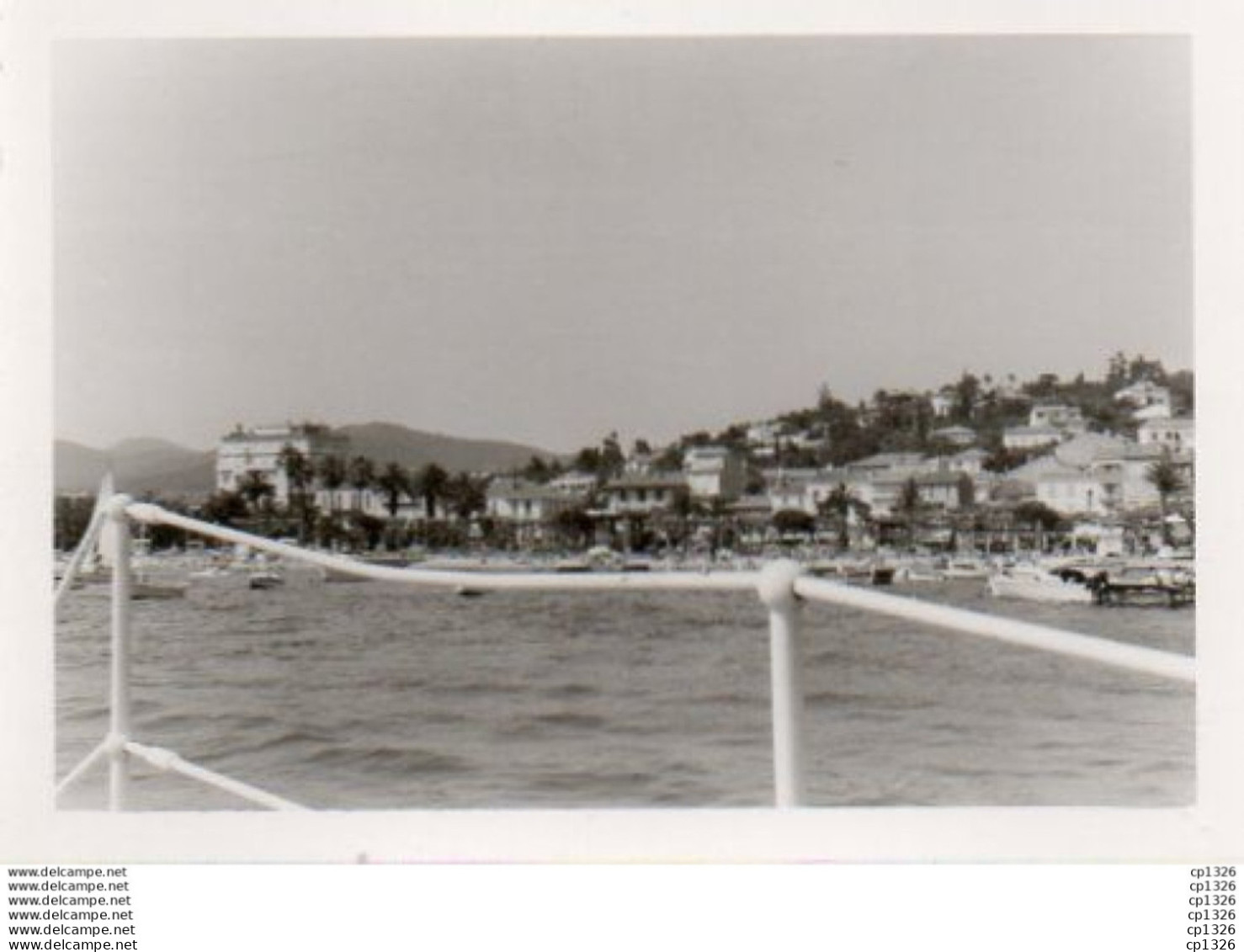 3V4Cha   Photo Originale Sainte Maxime Une Vue De La Plage Prise Du Large En Mai 68 - Photographie