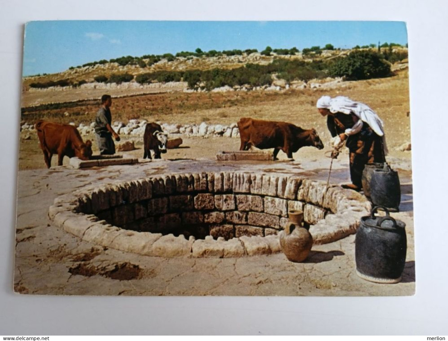 D202920    AK  CPM  ISRAEL - Arab Woman Drawing Water From A Well ; Femme Arabe Puisant L'eau Du Puits   -  Palphot 9472 - Israel