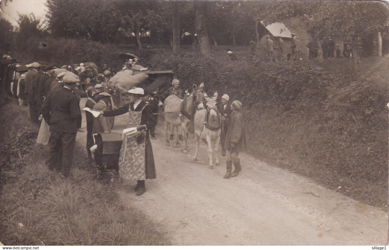 Homme Déguisé - Fête De L'Âne - Normandie - Scène Champêtre - Fête De Village - Carte Postale Photographique - Photographie