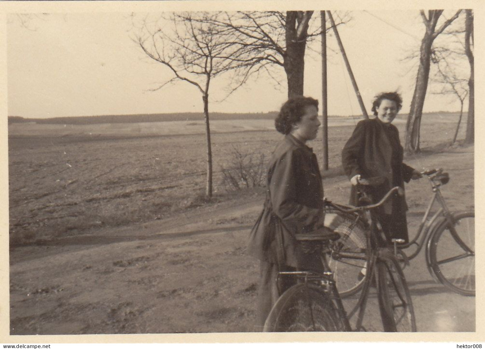 2 Alte Fotos Vintage. Hübsche Junge Mädchen Mit Fahrrad. Um 1950. (  B13  ) - Personnes Anonymes