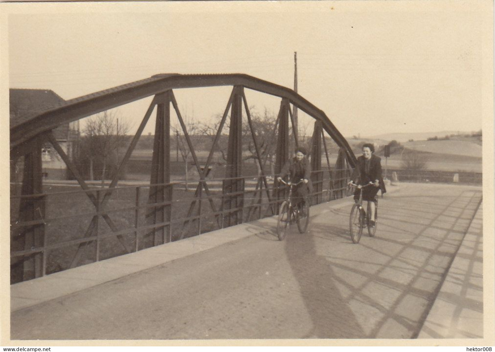 2 Alte Fotos Vintage. Hübsche Junge Mädchen Mit Fahrrad. Um 1950. (  B13  ) - Personnes Anonymes