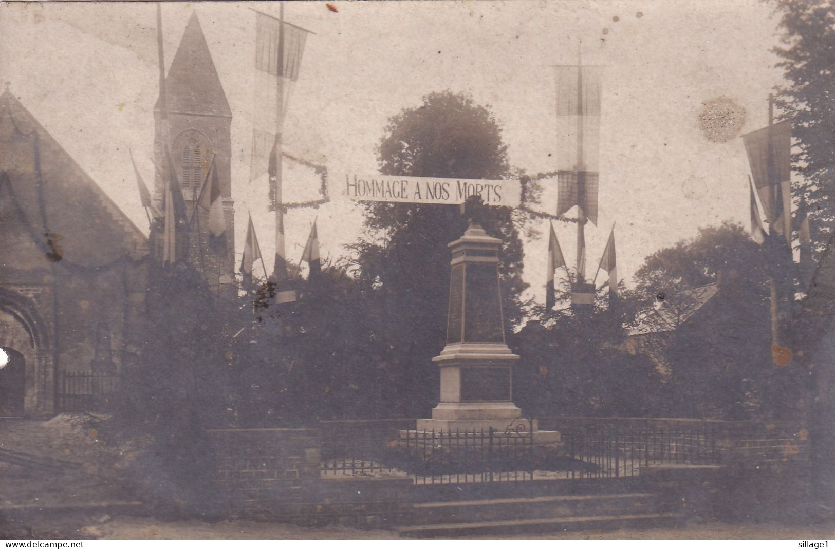 HOMMAGE AUX MORTS -  Guerre 14/18 - Monument Aux Morts - Carte Postale Photographique Ancienne WW1 - Photographie