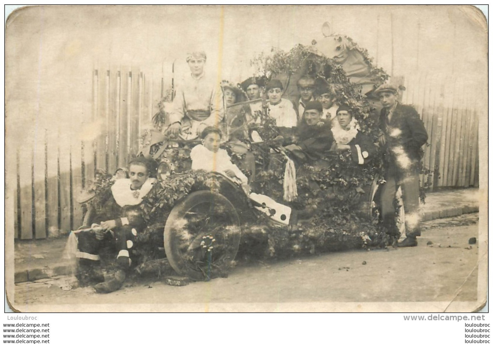 CARTE PHOTO D'UNE FETE  VOITURE FLEURIE  LIEU NON IDENTIFIE - Da Identificare