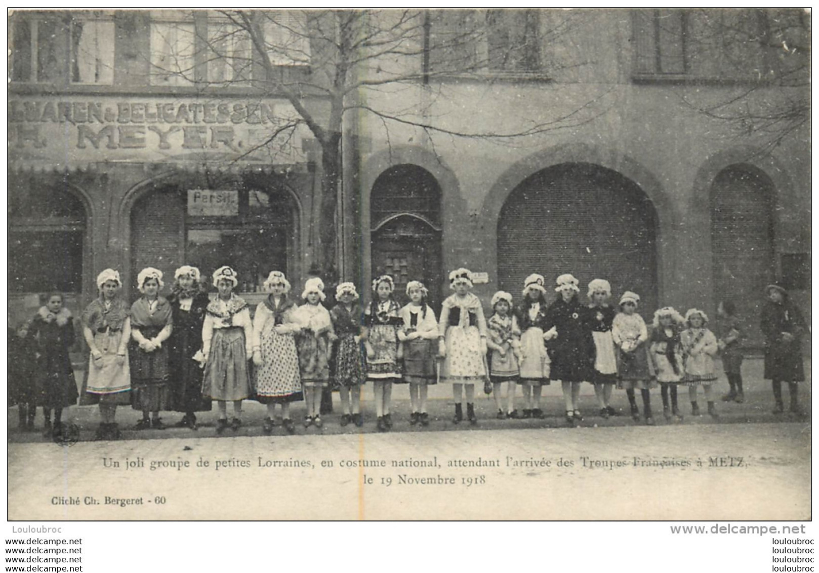 METZ UN JOLI GROUPE DE PETITES LORRAINES EN COSTUME NATIONAL ATTENDANT L'ARRIVEE DES TROUPES 1918 - Metz