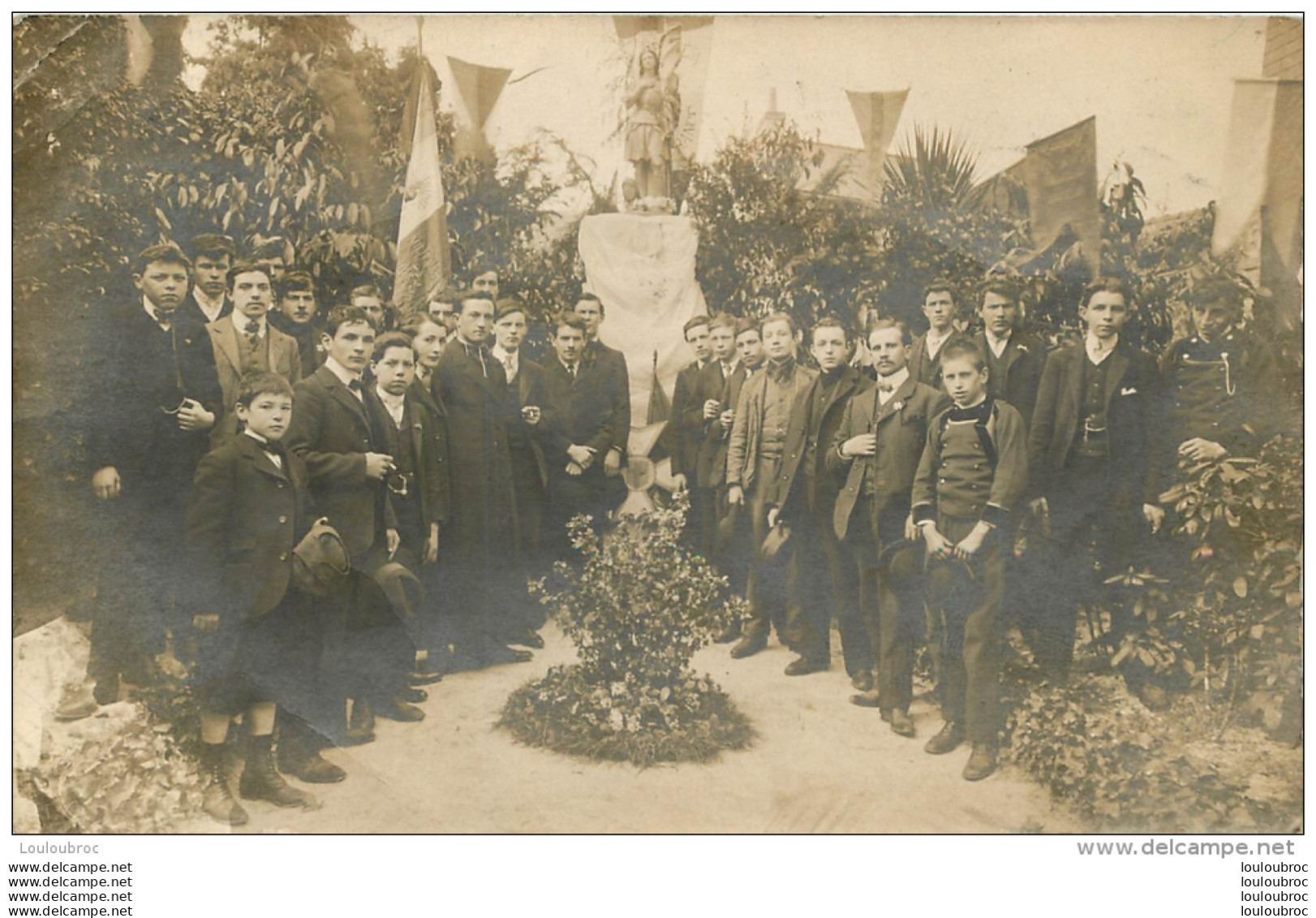 QUIMPER CARTE PHOTO  CEREMONIE DEVANT MONUMENT  ENVOYEE DE QUIMPER EN 1909 - Quimper
